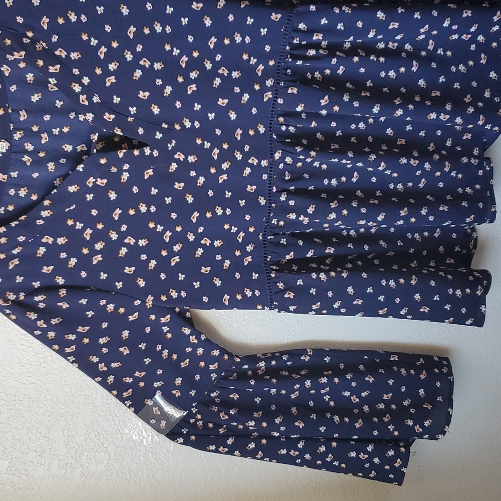 Copper key navy blue and tan V neck blouse with bell sleeves NWOT - Picture 6 of 10